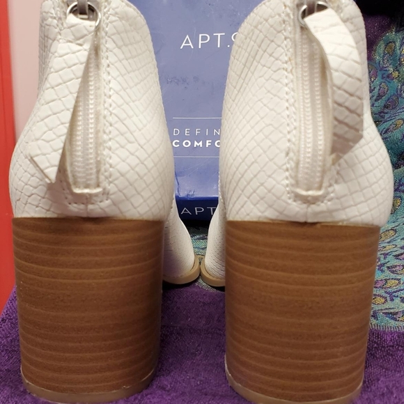 Apt 9 white booties Nanosecond in size 8.5 EUC - Picture 4 of 8